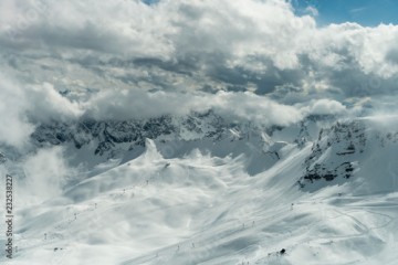 Blick von der Zugspitze in die umliegende Gebirgslandschaft mit Skilift 3