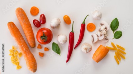 Świeże warzywa leżące na białym tle