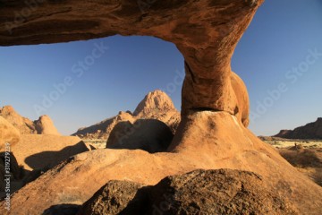 naturalne formacje skalne i mosty spitzkoppe w namibii