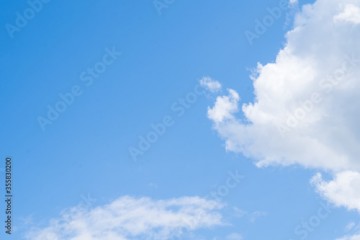 Błękitne niebo z białymi chmurami