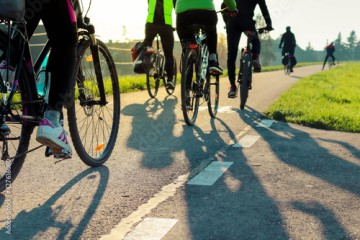 Młodzi ludzie jadą na rowerze w słoneczny dzień