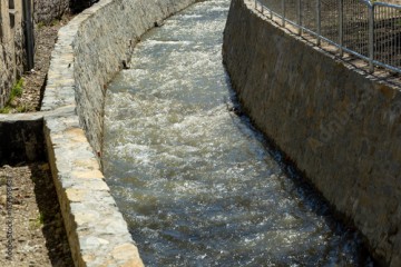 Rwąca woda w kanale