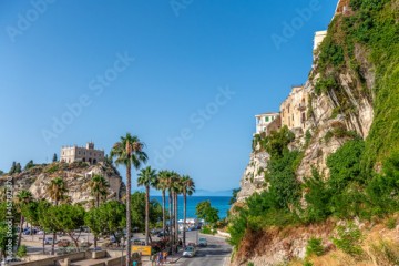 piękny widok na symbol Tropea - klasztoru na wyspie. Tropea jest najpiękniejszą miejscowością w Kalabrii na południu Włoch