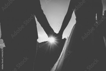 Ślub dłonie zaręczeni wesele razem obrączki promienie słoneczne słońce