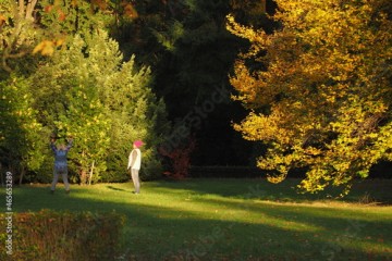 Dwie kobiety ćwiczą w parku jesienią, Wrocław, Polska