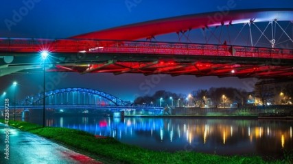 Bulwary nad Wisłą w Krakowie o poranku podświetlone światłem latarni