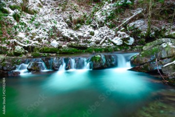 Dolina Zimnika mały wodospad w Beskidzie Małym