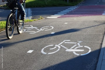 Ścieżka dla rowerów w mieście ze znakami poziomymi. Rower. 
