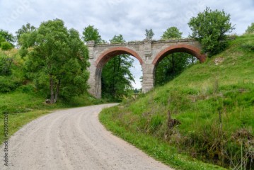 Most kolejowy w Kiepojciach przy drodze polnej