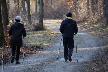 Starsi ludzie spacerują w lesie