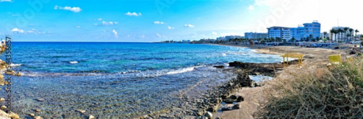Protaras Cypr zdjecie panoramiczne przed sezonem wykonane styczen 2023. plaza w oddali hotele 