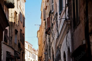 Mała śródziemnomorska uliczka, stare budynki, Portugalia