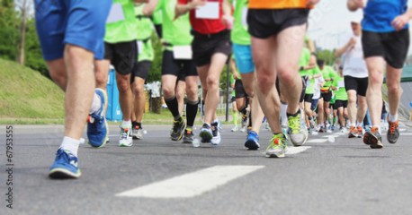 Nogi biegaczy podczas ulicznego biegu maratonu