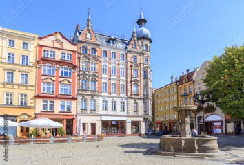 Świdnica na Dolnym Śląsku - Rynek Starego Miasta, kamienice i fontanna