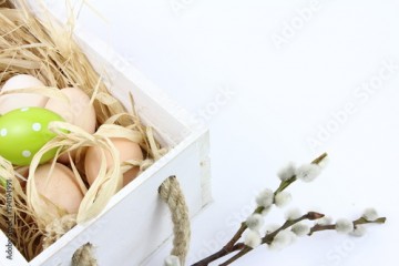 Dekoracja na Wielkanoc - niemalowane jajka i drewniana skrzynka - białe tło