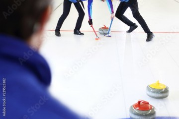 Curling na lodzie. Drużynowa rozgrywka curlingu.
