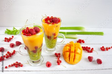 Kolorowe wielowarstwowe smoothie z mango, kiwi, selerem naciowym, porzeczkami i malinami