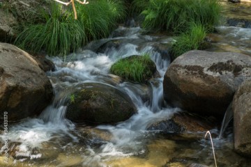 strumień górski zieleń kamienie woda 