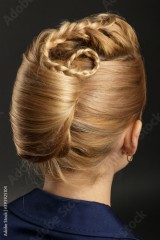 Blondynka kobieta w fryzurze koku