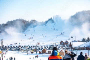 Złota góra kaszuby stok zima śnieg ludzie turystyka