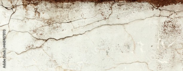 Postarzana, stara pionowa uliczna ściana z teksturą pęknięć. Panorama, tło, tapeta.