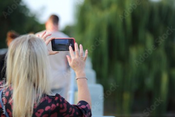 Młoda kobieta, dziewczyna robi zdjęcia telefonem komurkowym, smartfonem, ręka, Wrocław. 