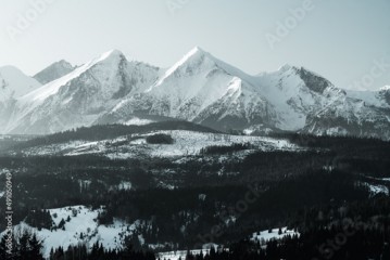 Zimowy widok z przełęczy nad Łapszanką na Tatry Wysokie i Podhale. 