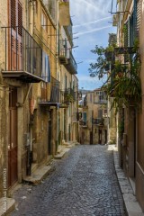 Corleone - wąska uliczka we włoskim stylu