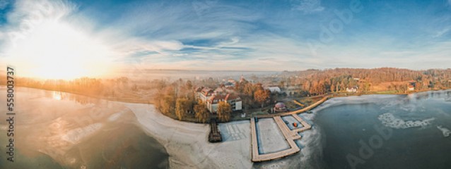 Zima nad stawem w Zebrzydowicach z pięknym parkiem pałacowym na Śląsku w Polsce, panorama z lotu ptaka