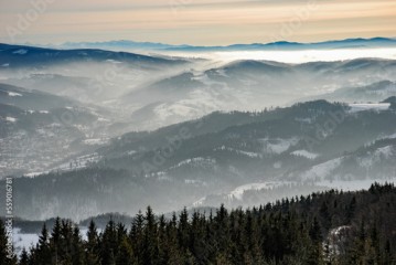 Beskidy. Widok ze szczytu Czantoria Wielka w Beskidzie Śląskim