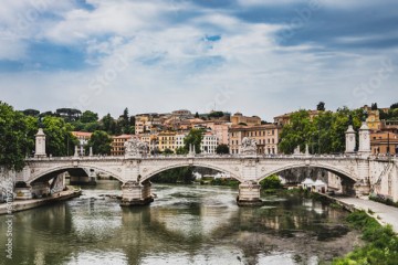Malowniczy widok na mosty nad Tybrem i panoramę Rzymu. Te historyczne struktury tworzą unikalny krajobraz miasta, łącząc jego różne dzielnice i dodając uroku wiecznemu miastu.