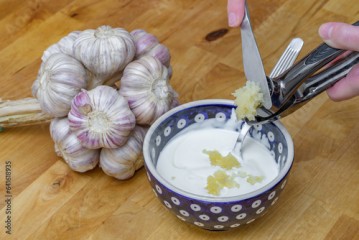 Tarty czosnek dodawany do sosu jogurtowo-majonezowego 