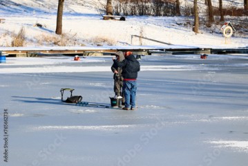 Pod lodem łowienie ryb zimą w przerębli. 