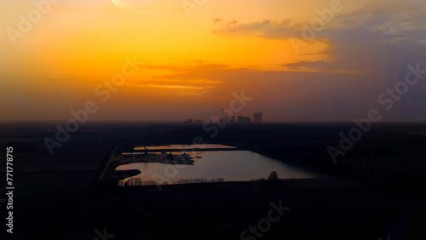 Zachód słońca przykryty piaskiem z pustyni, żwirownia na polach Biadacza, Opolszczyzna Polska, widok z lotu ptaka